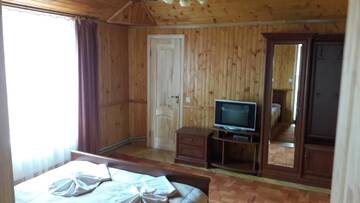 Фото номера Роскошный четырехместный номер Лоджи Zoriana г. Татаров 12