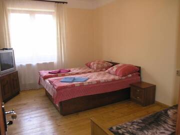 Фото номера Стандартный четырехместный номер Гостевой дом Holiday Home Arnika г. Татаров 3